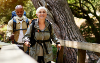 homme et femme retraités randonnée en foret